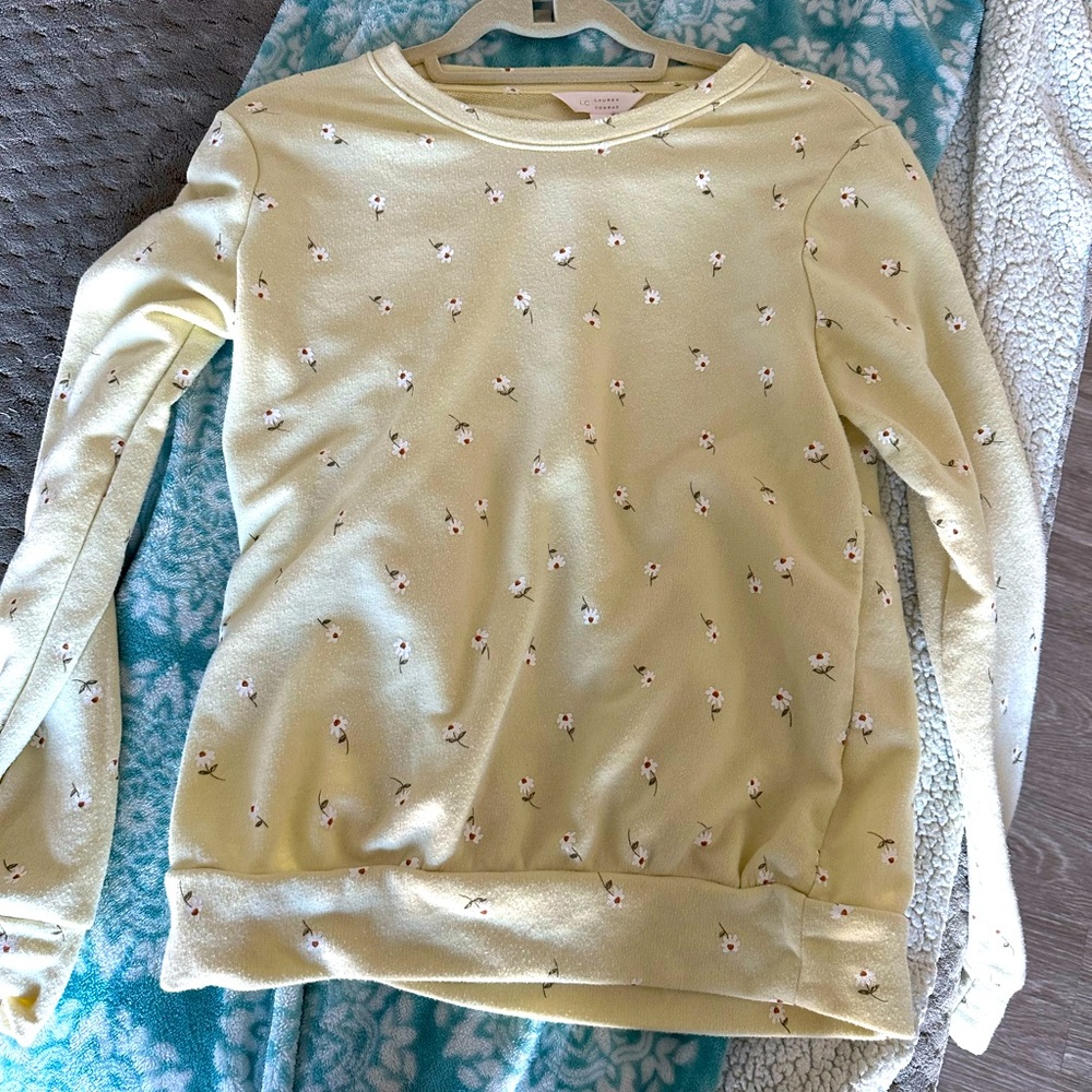 Lauren Conrad small yellow with daisies sweat shirt. Worn 1x. It’s soft